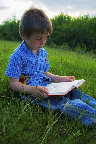 Ребенок читающий книгу 