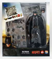 Фигурка Лига Справедливости: Бэтмен (Justice League: Batman (Tactical Suit Version) Maf Ex Figure)