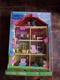 Игровой набор Свинка Пеппа (Peppa Pigs Lights and Sounds Family Home Feature Playset)